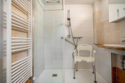 a bathroom with a chair and a shower at Ferienwohnung 2 in Gribow