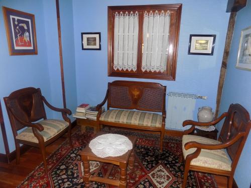 a living room with two chairs and a table at Itsasmin Ostatua in Elanchove