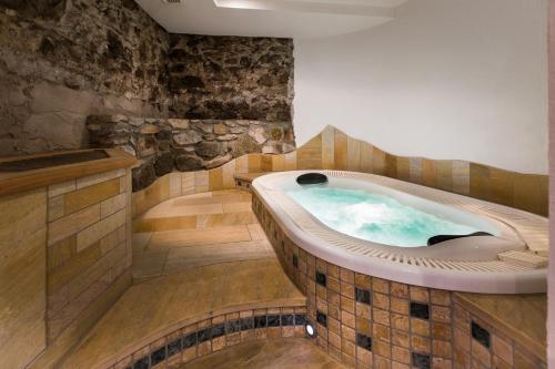 a jacuzzi tub in a room at Hotel Lamm in San Valentino alla Muta