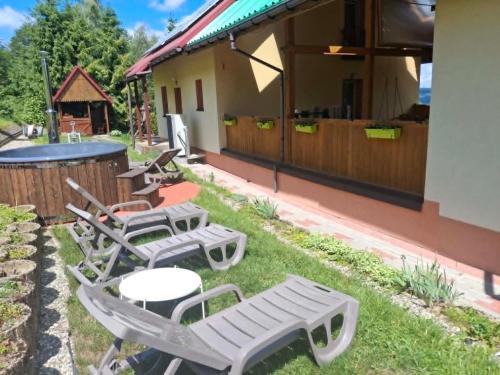 a group of lawn chairs and tables in a yard at Dom na Zaciszu in Koniaków