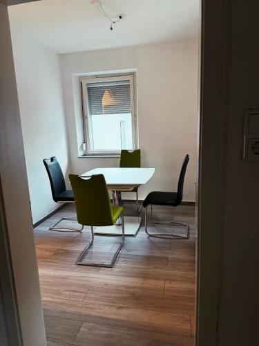 a dining room with a white table and chairs at Monteurwohnung Neumarkt Altstadt in Neumarkt in der Oberpfalz