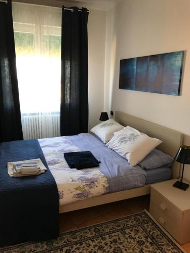 uma cama num quarto com uma janela e um visor. em Apartment Verdiano em Parma