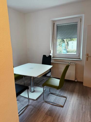 a room with a table and two chairs and a window at Monteurwohnung Neumarkt Altstadt in Neumarkt in der Oberpfalz