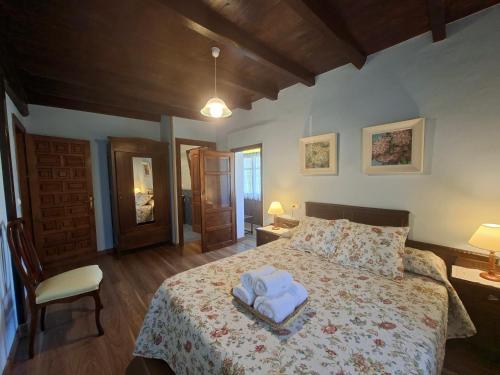 a bedroom with a bed with two towels on it at Casa Nardo in Benia de Onís