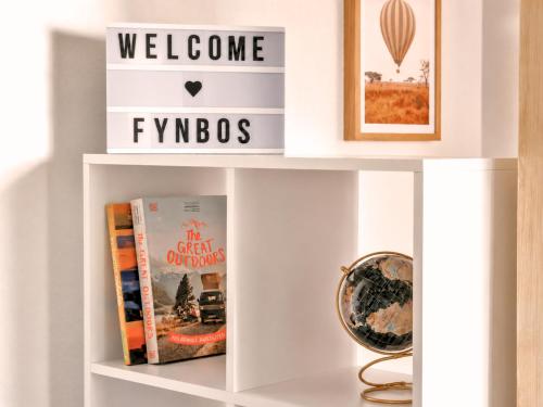 a book shelf with books and a sign that reads welcome fynbos at Fynbos Studio DG in der Altstadt, Frauenkirchenblick, Parkplatz in Meißen