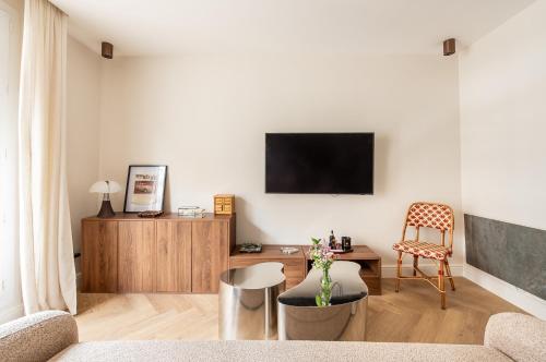 Charming 1BR with Balcony - Near Arc de Triomphe