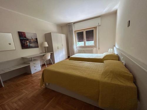 a hotel room with two beds and a window at Casa Vacanze Revè in Possagno