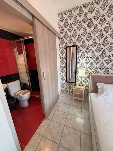 a bedroom with a bathroom with a toilet and a sink at Blu in Glida