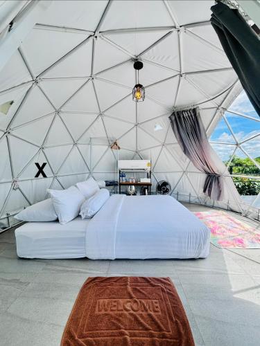 a bedroom with a bed in a tent at สกายเบย์ เชียงคาน in Ban Pha Baen