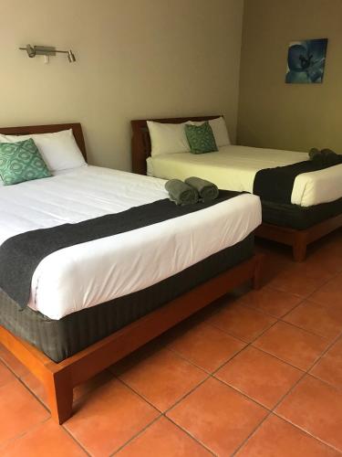Ένα ή περισσότερα κρεβάτια σε δωμάτιο στο Birch Motel Bowen Previously Known as Bowen Arrow Motel