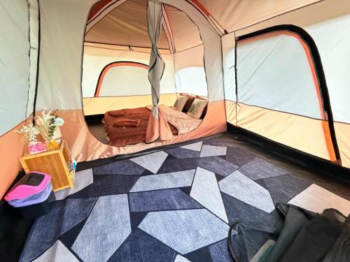 a room with a tent with a checkered floor at KhaoSok Malin Glamping in Ban Bang Thong