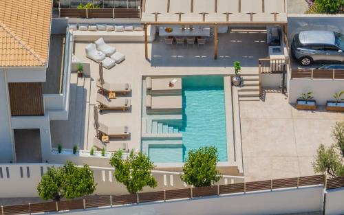 Cantouni Villa, Luxury 5BR Retreat with Heated Pool & Jacuzzi Near Town by Villa Mana Gers
