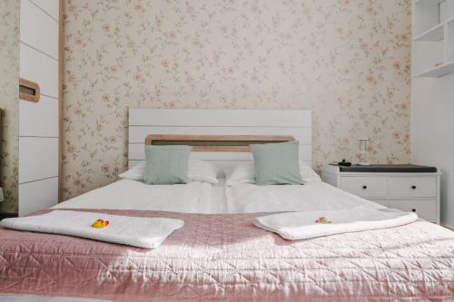 a bedroom with a bed with two towels on it at Apartament de închiriat in Borsec