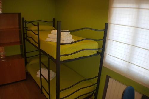 a bathroom with a rack of towels and towels at Villa Castelló Salou (cerca Port Aventura) in Salou