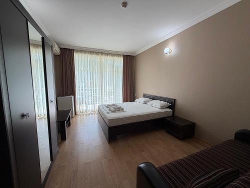 Llit o llits en una habitació de Black Sea Hotel