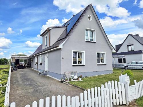 a white house with a white picket fence at Nicos Ferienwohnung in Grevesmühlen - ABC628 in Grevesmühlen