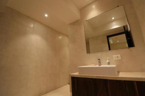 a bathroom with a sink and a mirror at Eennra Guest House in Mālda