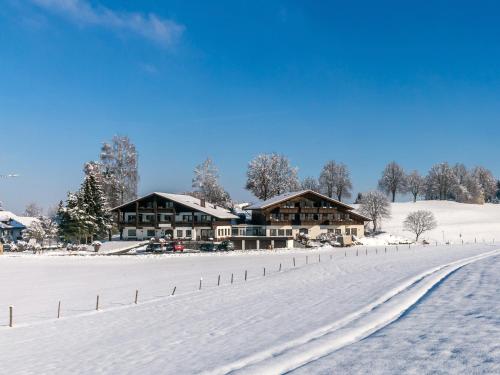 Una cabaña en la nieve con un campo cubierto de nieve en Sulzberger Hof, en Sulzberg