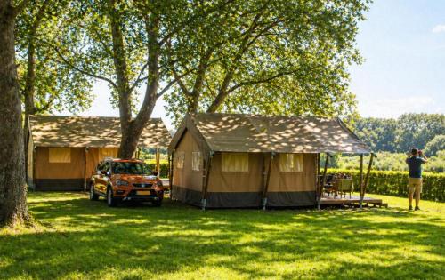 Gallery image of Glamping Les Arbres, Luxe Safaritent met zwembad in Cronat
