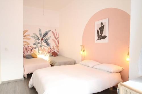 two beds in a room with pink walls at Design & Balcony In City Center By Feelhome in Tel Aviv