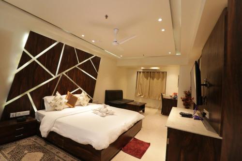 a hotel room with a large bed and a desk at Eennra Guest House in Mālda