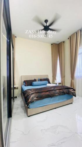 a bedroom with a bed with a ceiling fan at Homestay ZASS in Arau