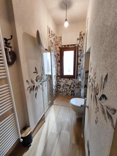 a bathroom with a shower and a toilet in it at Lu Cheur ad Zona Verde in Limone Piemonte