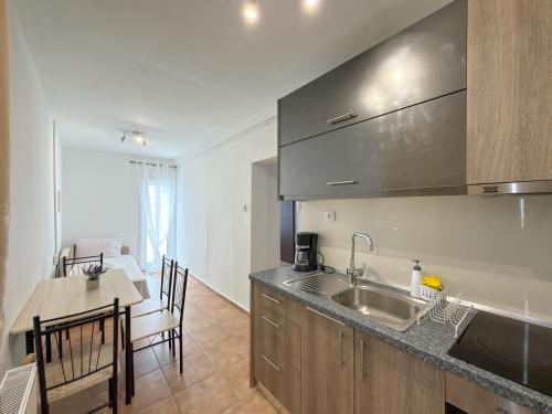 Happy Nest in Thessaloniki with Patio