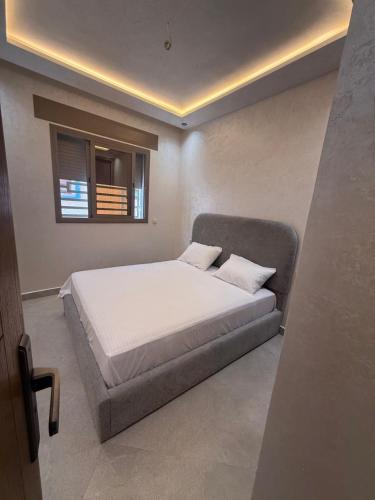 a bedroom with a bed and a window at اقامة هبة 3 in Yebha