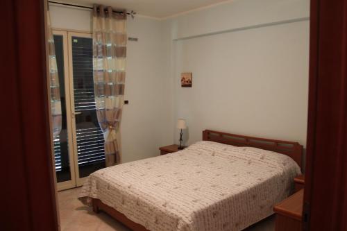 マスカリにあるVilla Eleonoraのベッドルーム1室(ベッド1台、大きな窓付)