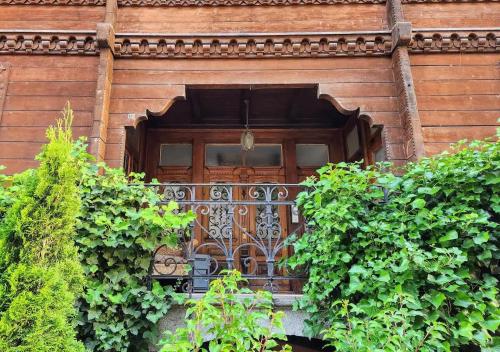 a window with a iron gate on a building at Villa Alti Ländte in Oberhofen am Thunersee