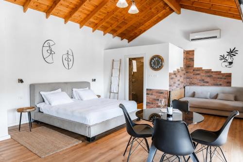 a bedroom with a bed and a table and chairs at עיינות ספיר - Einot Sapir in Sappir