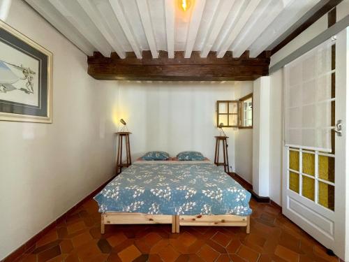 a bedroom with a bed in a room at charmante maison dans le Morvan in Lormes