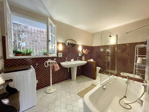 a bathroom with a bath tub and a sink at charmante maison dans le Morvan in Lormes