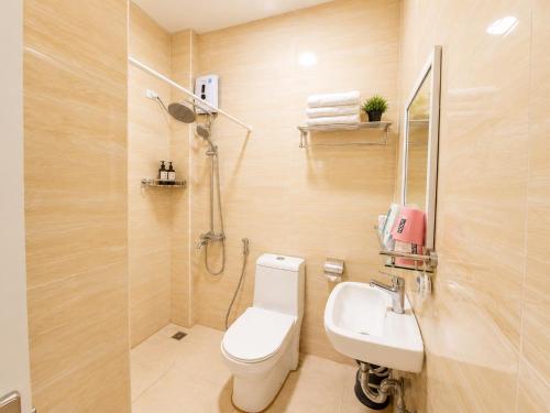 a bathroom with a toilet and a sink and a mirror at SD HOTEL Taytay in Taytay