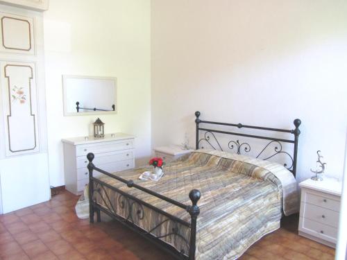 トレメッツォにあるVilla Annaのベッドルーム1室(ベッド1台、ドレッサー2台、鏡付)