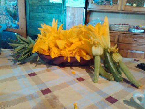 a bouquet of yellow flowers sitting on a table at Agriturismo Cisogna in Anagni