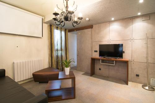 Телевизор и/или развлекательный центр в Petit Palace Tamarises