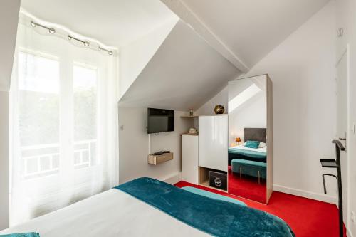 a bedroom with a bed and a mirror at Appartement Élégant, Climatisation et Piscine in Ormoy-la-Rivière