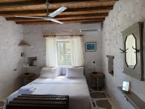 a bedroom with a bed and a window at 3 Bd Stonehouse with Swimming Pool in Paraspóri