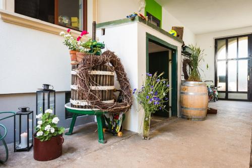 a room with plants on the side of a building at Pension Julia & Haus Elisabeth - Wallner's Hofheuriger & Weinhof in Mörbisch am See