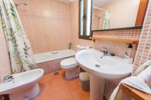 une salle de bain avec un lavabo, des toilettes et un miroir dans l'établissement Apartamento Centro Jerez, à Jerez de la Frontera