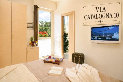 a room with a table with a sign on the wall at Dolce Vita Suite Alghero in Alghero