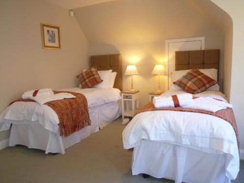 Un pat sau paturi într-o cameră la Camusmore House