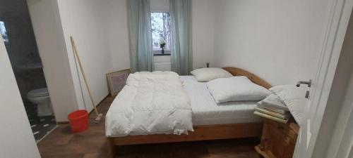 a small bedroom with a bed and a window at Gramelowersee in Teschendorf