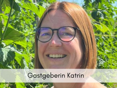 a woman with glasses is smiling in front of leaves at Holledau-Apartments - Auszeit im schönen Hopfenland in Bayern - voll ausgestattete Apartments - Garten - Balkon - Nähe München in Osterwaal