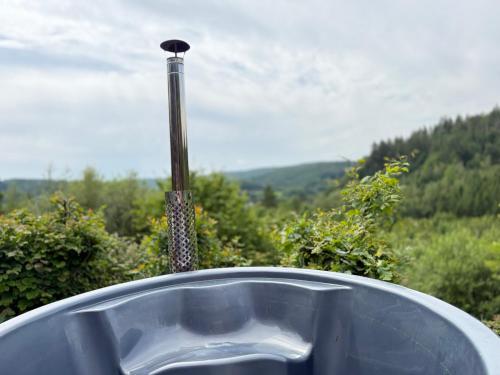eine Badewanne mit Blick auf ein Feld in der Unterkunft River View in Rendeux
