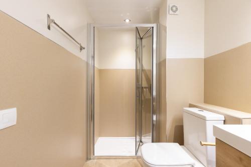 a bathroom with a shower and a toilet at TECAVI III Apartamento in La Pineda