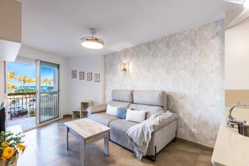 a living room with a couch and a table at TECAVI III Apartamento in La Pineda
