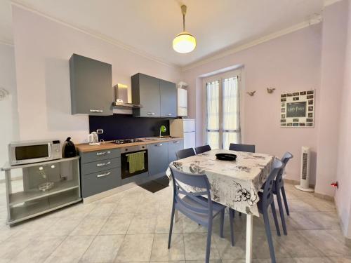 eine Küche mit einem Tisch und Stühlen in der Unterkunft Harry Potter in Rapallo